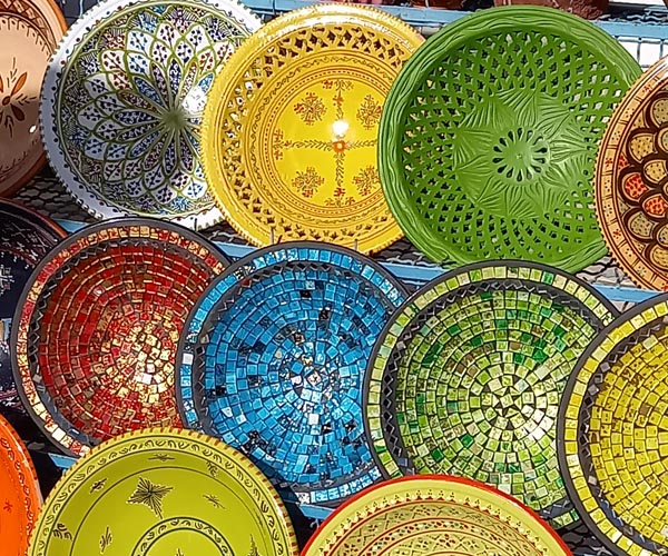 Bunter Markt mit Keramik auf Djerba