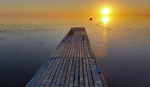 Sonnenuntergang an der Westküste der Insel bei der Moschee Sidi Yati