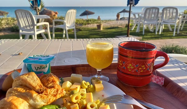 Frühstück auf Djerba mit Blick aufs Meer