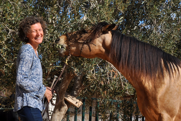 Freude beim Fotoshooting mit Pferd